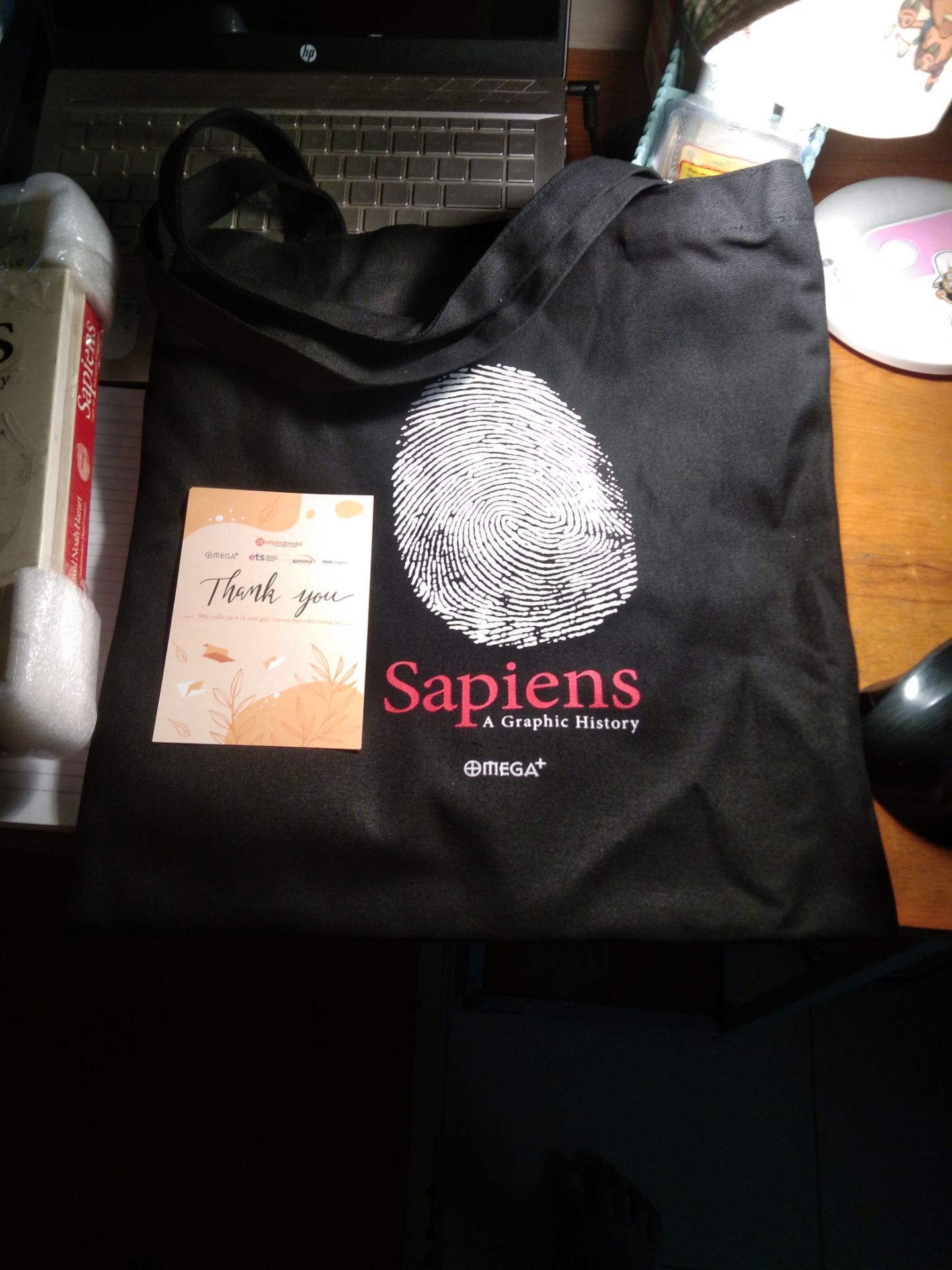 Lần mua mà mình thấy ưng ý nhất
- Giao hàng đúng hẹn
- Sách bọc kĩ càng
- Cảm ơn shop vì cái túi sapiens quá chất 
- Nội dung thì mình đã đọc sách chữ, mua sách tranh để hiểu sâu hơn. Nghe ông qoéo (Anh Nguyễn Hữu Trí) review mà phải đặt luôn mọi người ạ