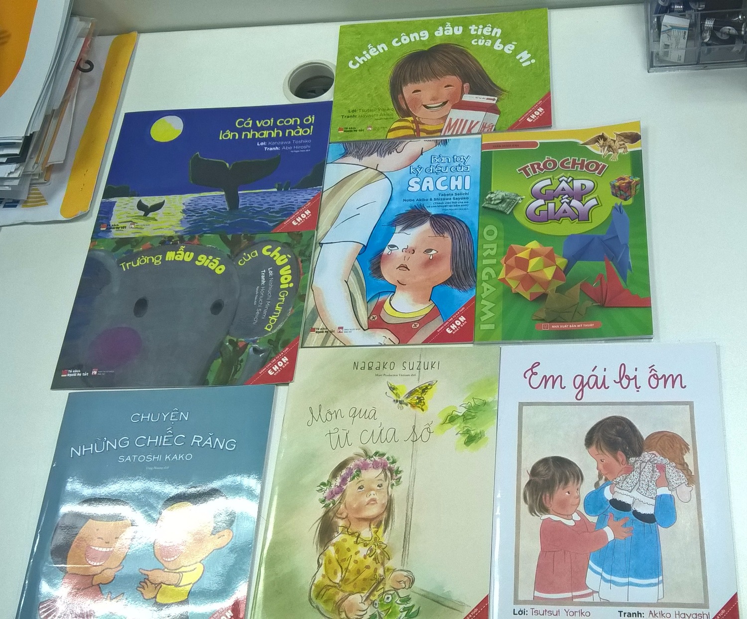 Bộ truyện Ehon Nhật Bản này chính ra rất hay. Sáng tạo, giàu tính nhân văn và đặc biệt nhất là dạy cho trẻ một cảm xúc tích cực. 

Các bộ truyện khác chỉ cố gắng làm những chi tiết hài hước, hoặc nhiều hình ảnh để hấp dẫn trẻ con nhưng thật sự đứa trẻ không thấy bản thân mình trong đó. Trong khi bộ Ehon này mình đọc mà cũng ... ngượng ???, vì tự nhiên thấy nó tả lúc trẻ con giận dỗi, lúc ngại, lúc sợ, lúc hân hoan y như cảm xúc mình hồi nhỏ ??? Hay thiệt chớ. 

Ví dụ nói về việc trẻ con tự đi mua đồ giúp cha mẹ, sách khác sẽ nói đó là việc nên làm, làm xong thì được khen được thưởng, chuyện đó khá là nhàm và là mình thì chẳng lay động gì lắm; nhưng ở truyện ehon họ sẽ nói cảm xúc của con đang ngại, đang sợ ra sao và chỉ cho con từng bước, từng bước vượt qua thế nào, rồi phần thưởng cuối truyện không bao giờ là lời khen hay món quà, cuối truyện thường diễn tả 1 cảm xúc hân hoan trong lòng trẻ khi làm được 1 việc tốt.