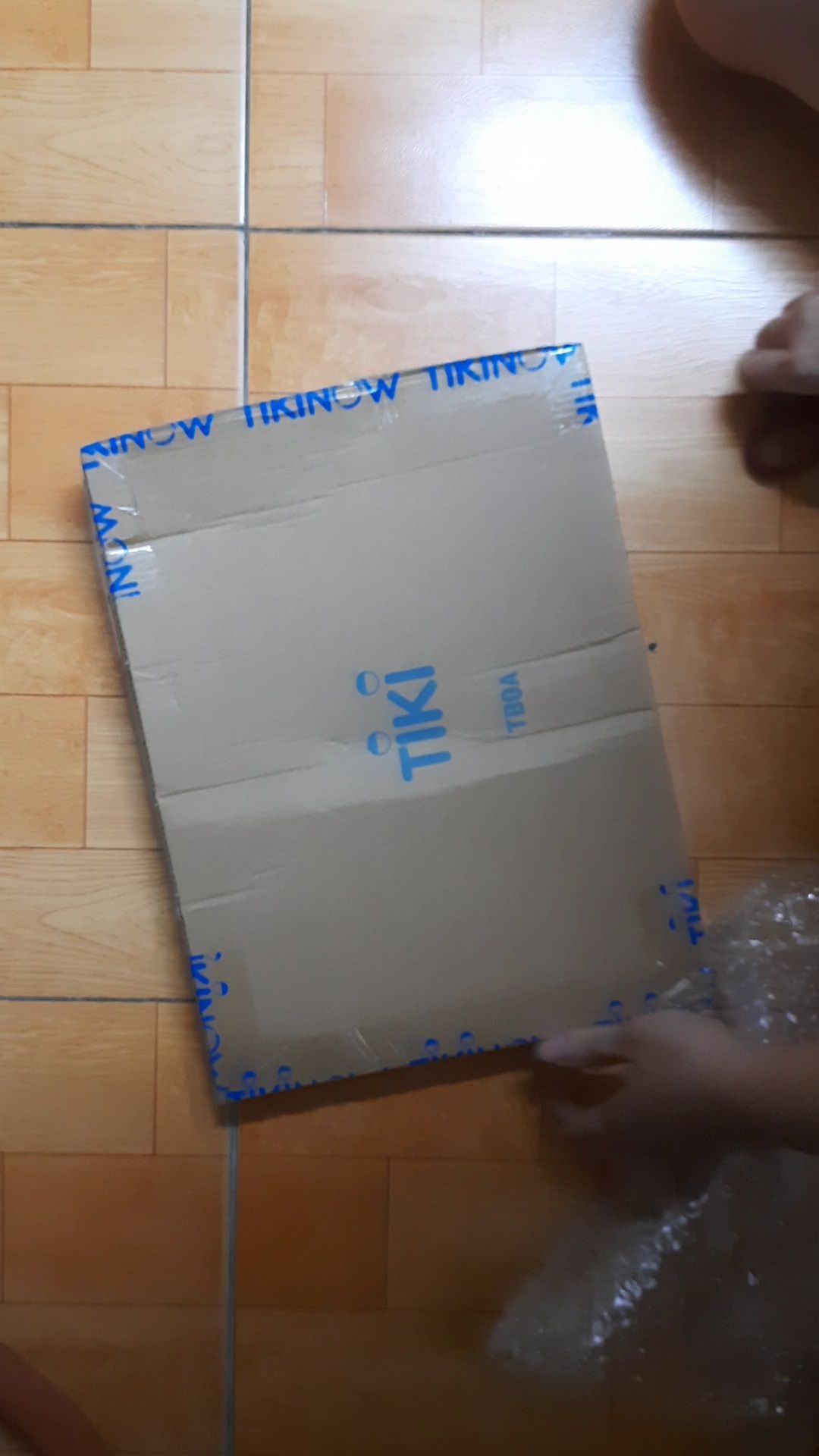 Giấy đứng form, giá rẻ, nhưng mỏng quá xài được vài hôm là hết rồi. Mẹ mình chê loại này dùng ko mềm nhưng vs mình thì ok rồi, à nhà mình dùng chùi 🍑🍑 nha 🤣