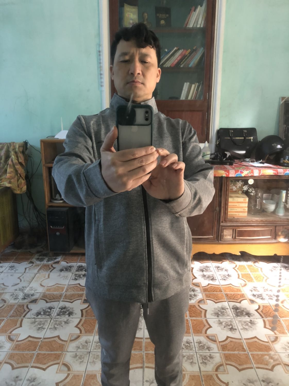 Đẹp hết cả bài, đẹp ngoài tưởng tượng, đẹp hơn trên hình rất nhiều. Cảm giác sản phẩm rất cao cấp, chả khác gì các thương hiệu đình đám trên thế giới. Hoàn hảo từ chất liệu, kiểu giác và từng đường kim mũi chỉ. Điều bất ngờ là mình được tặng kèm cái áo khoác đen trị giá gần 500 ngàn. Sung sướng như trúng số. Với số tiền khiêm tốn mà mình bỏ ra, mình thu về giá trị lớn hơn rất nhiều! Xin cảm ơn sự quan tâm, chăm sóc khách hàng trên cả tuyệt vời của shop!