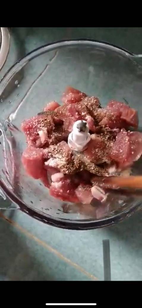 Xay thịt nạc và hành tím rất là ok luôn trong vòng 30s đã có được thành quả ngoài mong đợi