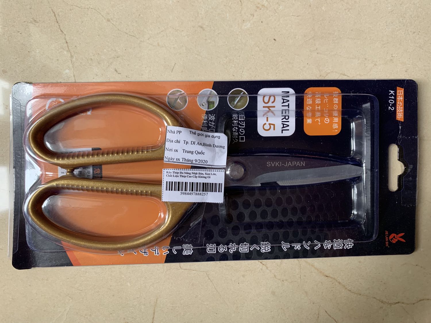 1. Sản phẩm đăng bán có ghi "Made in Japan" và có ghi xuất xứ và xuất xứ thương hiệu là Nhật Bản nhưng khi bán là sản xuất ở Trung quốc
2. Sản phẩm bán không giống hình đã đăng: Sản phẩm đăng bán ghi vật liệu làm kéo là SK5 sản phẩm giao có võ hộp là SK5 in trên kéo là SVKI. 

TIKI nên giao lại đúng loại hàng cho khách và lấy lại hàng đã giao sai. Shop không nên *** khách hàng như vậy. Không phải ai cũng *** pháp luật. Việc này có thể gây hậu quả cho cả TIKI.