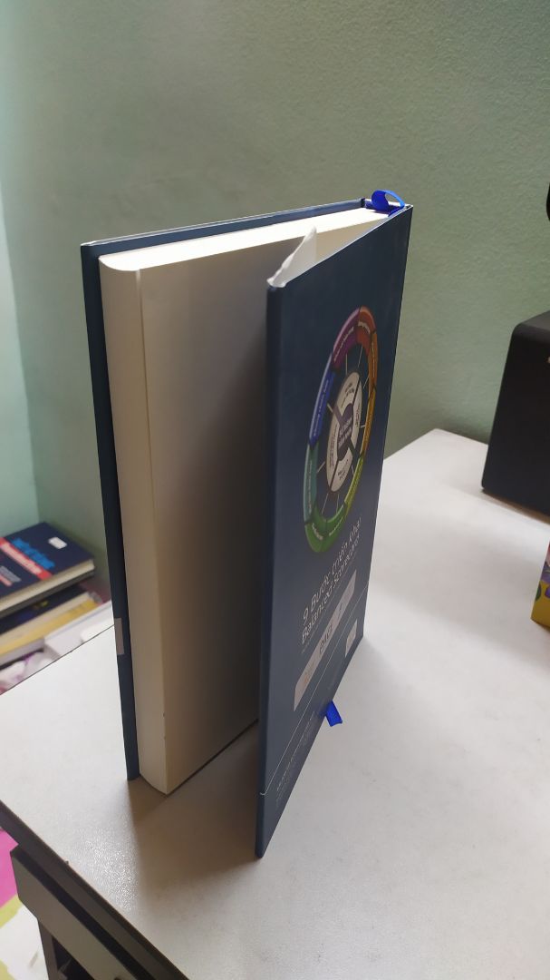 Sách bìa cứng rất đẹp, bên trong giấy tốt và được in màu. Cực kỳ hài lòng về hình thức của cuốn sách này.