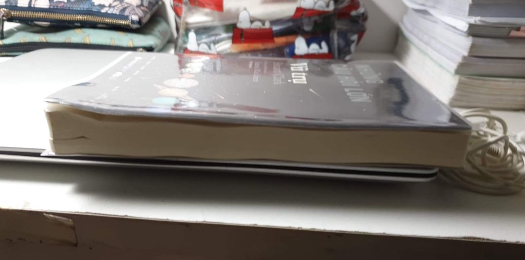 Chưa đọc sách nên mình không review về nội dung. Mình review về dịch vụ cskh của Tiki.
Ban đầu sách mình bị cong quăn ở phần cuối sách như hình, sau khi liên lạc *** thì mình đã được người xuống thu hồi sách sau đó giao lại cho mình một cuốn mới, chỉ trong 4-5 ngày cho cả quá trình.
Mình đánh giá rất cao dịch vụ lần này của Tiki! Dù bị lỗi nhưng đã được xử lý ổn thoả mà không khiến mình thấy khó chịu tí nào.