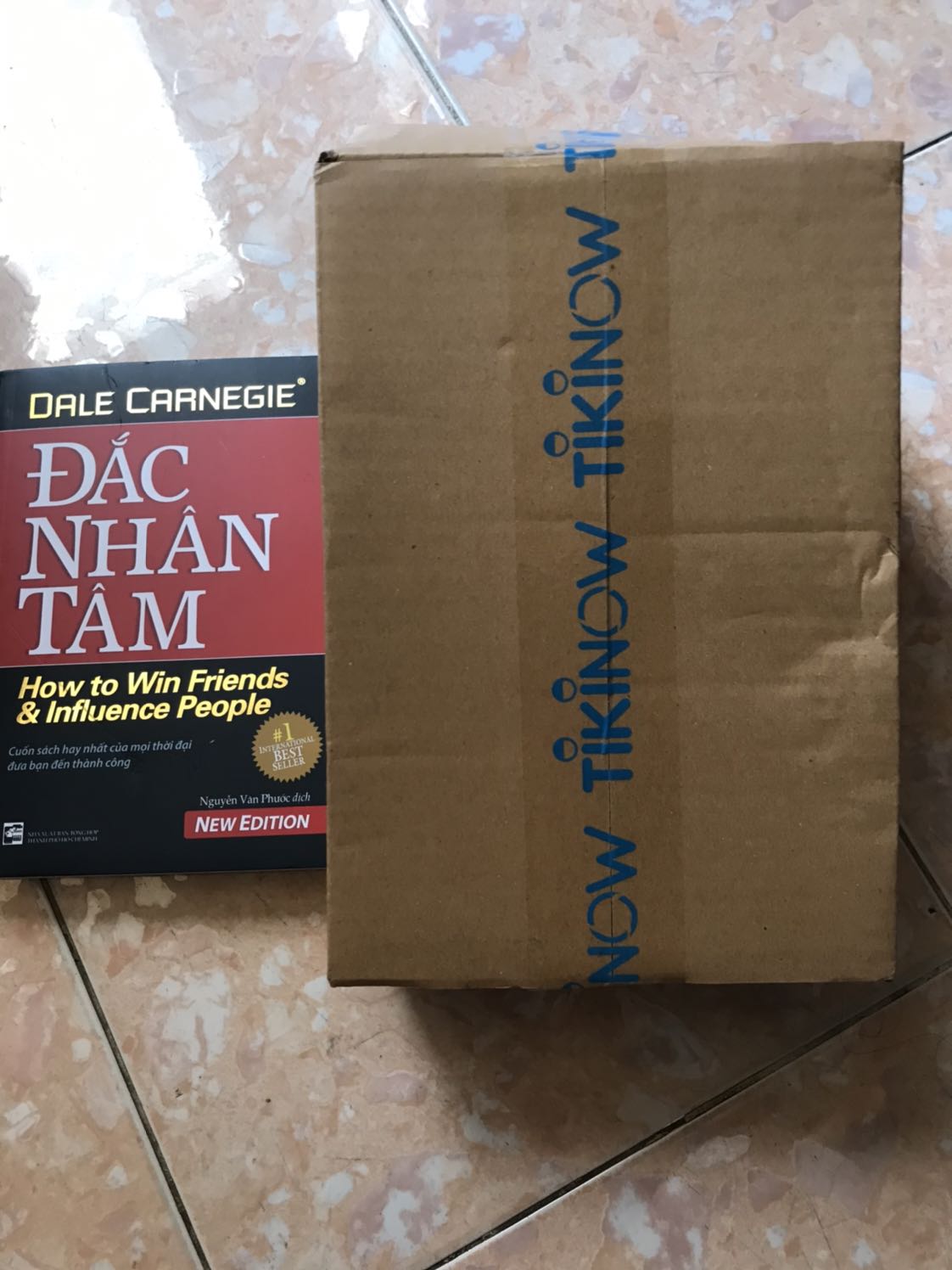 Sáng nay, mình đã nhận được sách rồi nhưng rất tiếc là bìa sách bị nhăng nhó, có đường gấp như trong hình. Hy vọng là TiKi nên cải thiện cách đóng gói cũng như kiểm tra hàng trước khi gửi cho khách.