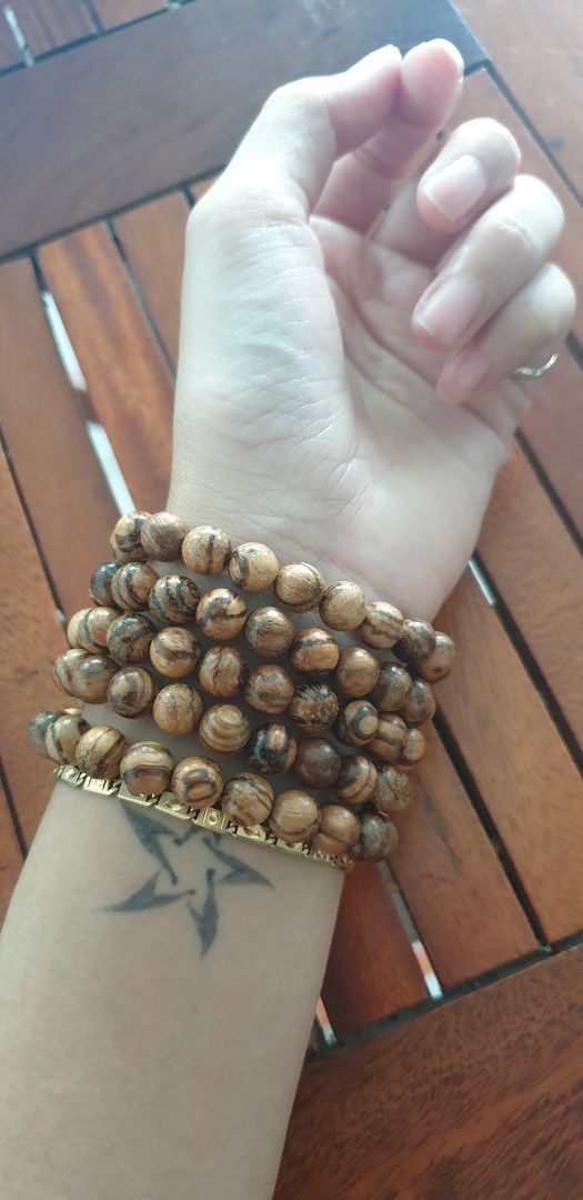 màu sắc ok. chất lượng gỗ ổn. hộp đựng khá đẹp. có điều hơi phân vân về giá cả. nhưng khá hài lòng về sản phẩm.