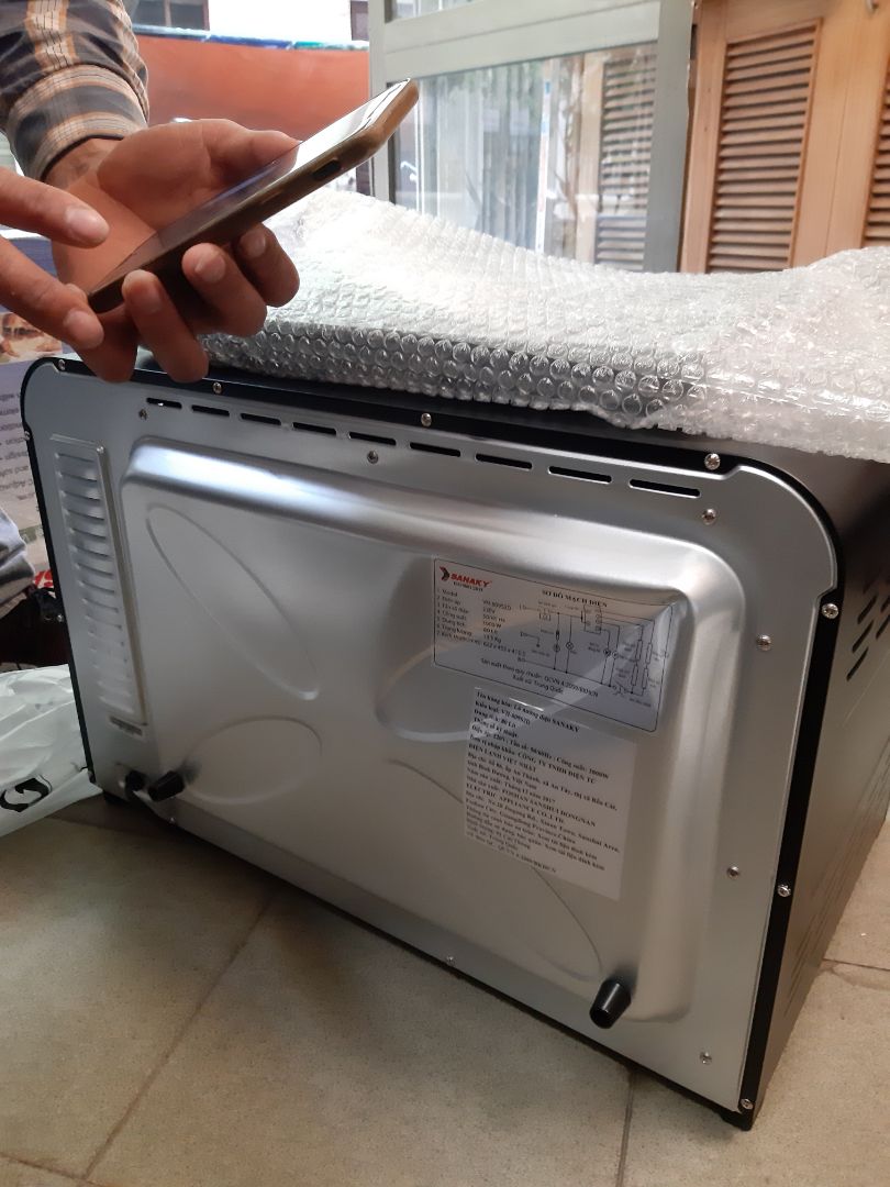 Mình nhận lò hôm 22/4 bị móp. Yêu cầu tiki đổi hàng. 
Ngày 23/4 có người qua lấy hàng về. 
Ngày 24/4 mình gọi điện, bên tiki báo xử lý trong vòng 2- 3 ngày làm việc. 
Vậy là tính đến hnay 28/4 đã là 5 ngày tính cả ngày nghỉ mình vẫn chưa nhận đc hàng hay tiki chủ động phản hồi về thời gian hoàn hàng cho mình mà toàn là khách hàng tự chủ động gọi để hỏi. 
Mình đã yêu cầu hoàn tiền nhưng thời gian xử lý cũng rất lâu: Hôm qua 27/4 mình gọi lên tổng đài viên trả lời trong tuần này. Tuần này có 2 ngày nghỉ lễ và t7, cn. Hôm nay 28/4 mình gọi lại để hỏi lại tuần này là ngày nào thì tổng đài viên cũng ko tl đc.
Nói chung dịch vụ quá kém. Đã đọc nhiều review về nhận hàng lỗi, mình vẫn tin tưởng đặt hàng thậm trí còn thanh toán trước, nhưng tiki thu tiền thì nhanh mà xử lý sự việc thì quá lâu, nhiêu khê và gọn gàng. Sẽ không bao giờ mua hàng của tiki nữa. Mọi người có mua gì cũng đừng nên trả tiền trước tránh rủi ro như mình.