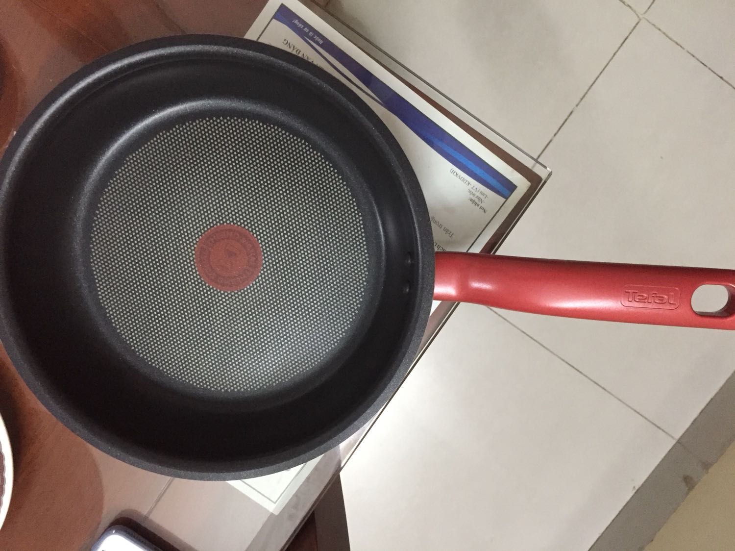 Chảo cầm chắc tay, bám tốt trên mặt kính bếp. Chiên ít dầu là Ok k cần đổ nhiều dầu quá. Giao hàng nhanh, k móp méo gì.