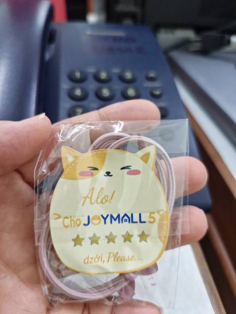 Bình 550ml, cầm chắc chắn. Còn được tặng dây cột tóc có con mèo nhờ đánh 5 sao dễ thương ^^