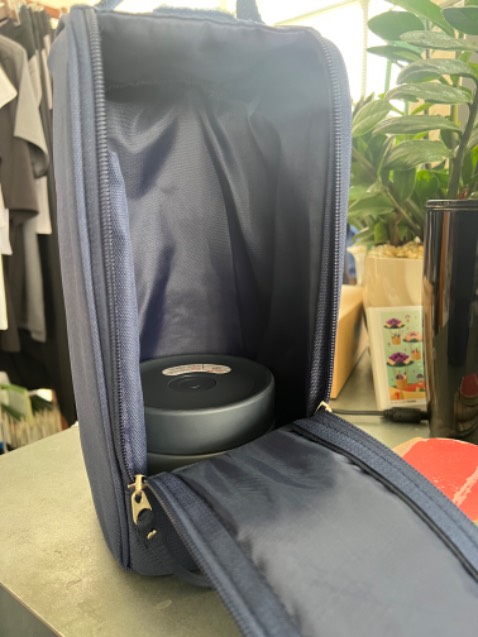 Hộp giữ nhiệt khá tốt. Sau 5 tiếng canh vẫn còn nóng hổi!
Thiết kế gọn, tiện lợi, dễ cọ rửa trừ phần nắp hơi khó rửa ở trong khe nắp.
Quà tặng bình bằng nhựa cứng đẹp, không bị hôi nhựa như một số loại bình khác!