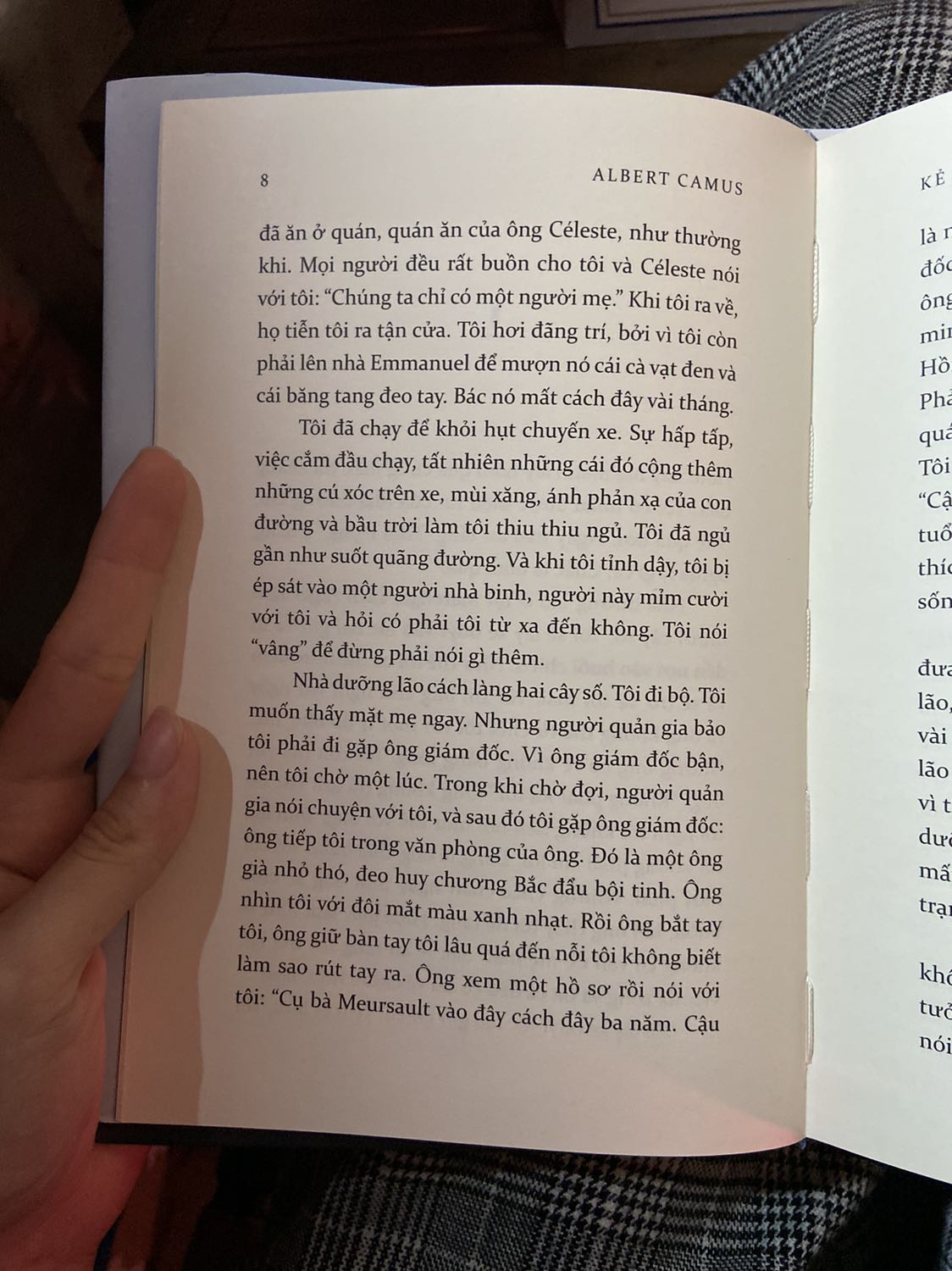 tiki giao hàng nhanh, sách ko vấn đề gì, sách đẹp giấy xịn ok nhưng phần tệ nhất là giọng văn của dịch giả. dùng từ ngữ khó hiểu, ngắt câu ngắn ngủn, câu cú đọc chả hiểu gì nói chung nếu ko muốn rước bực vào người như mình thì đừng mua.