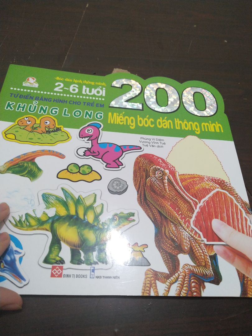 Hơi khó để bé nhớ tên của các loài khủng long vì tên tiếng anh quá dài. Nhưng bé nhà mình vẫn thích vì màu sắc sặc sỡ và vì bé thích khám phá. Giá khi sale còn 38k là tạm ổn.