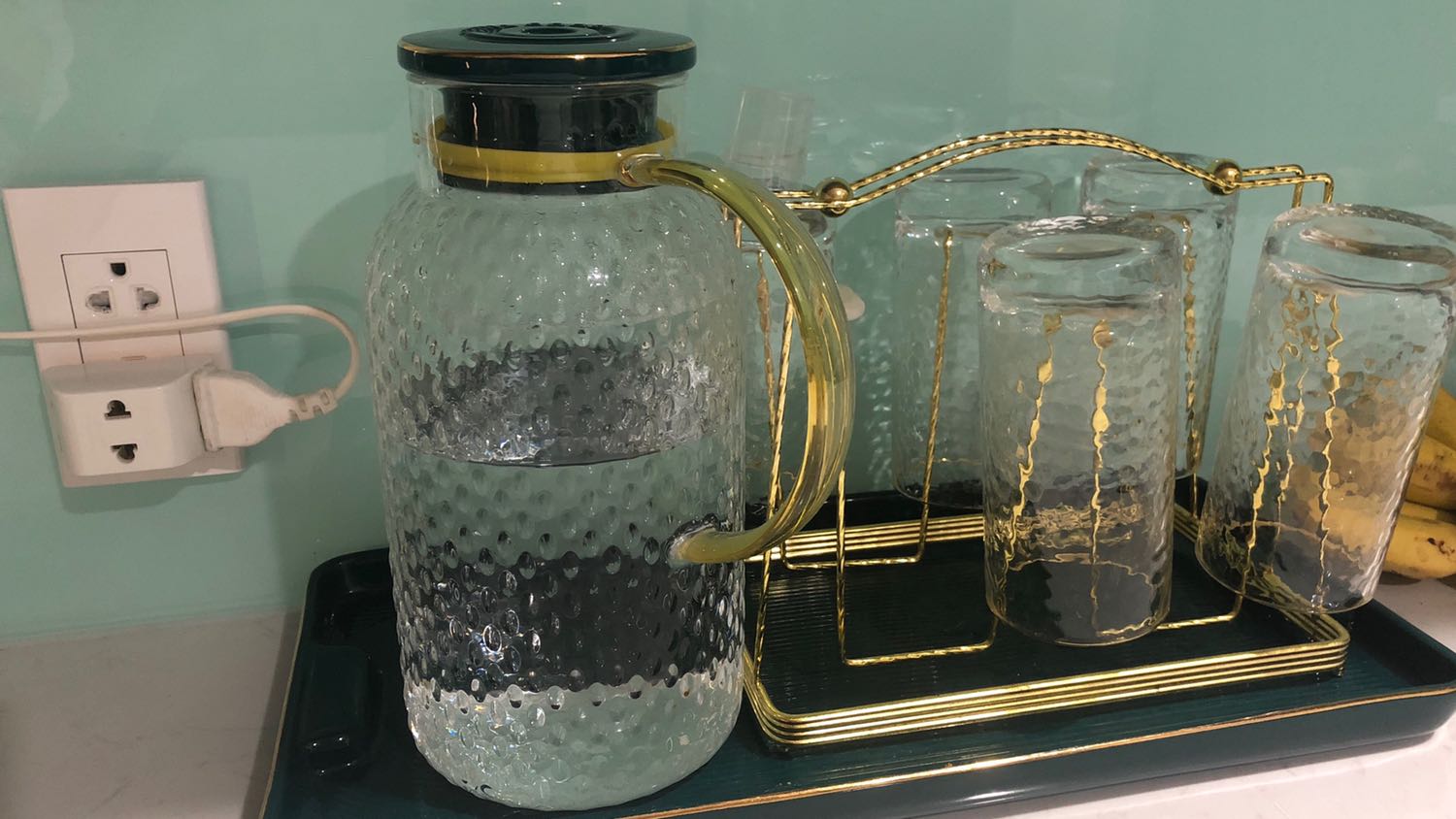 Cốc nhìn hơi cũ còn lại tổng thể tốt. Khay đẹp, giá chắc chắn