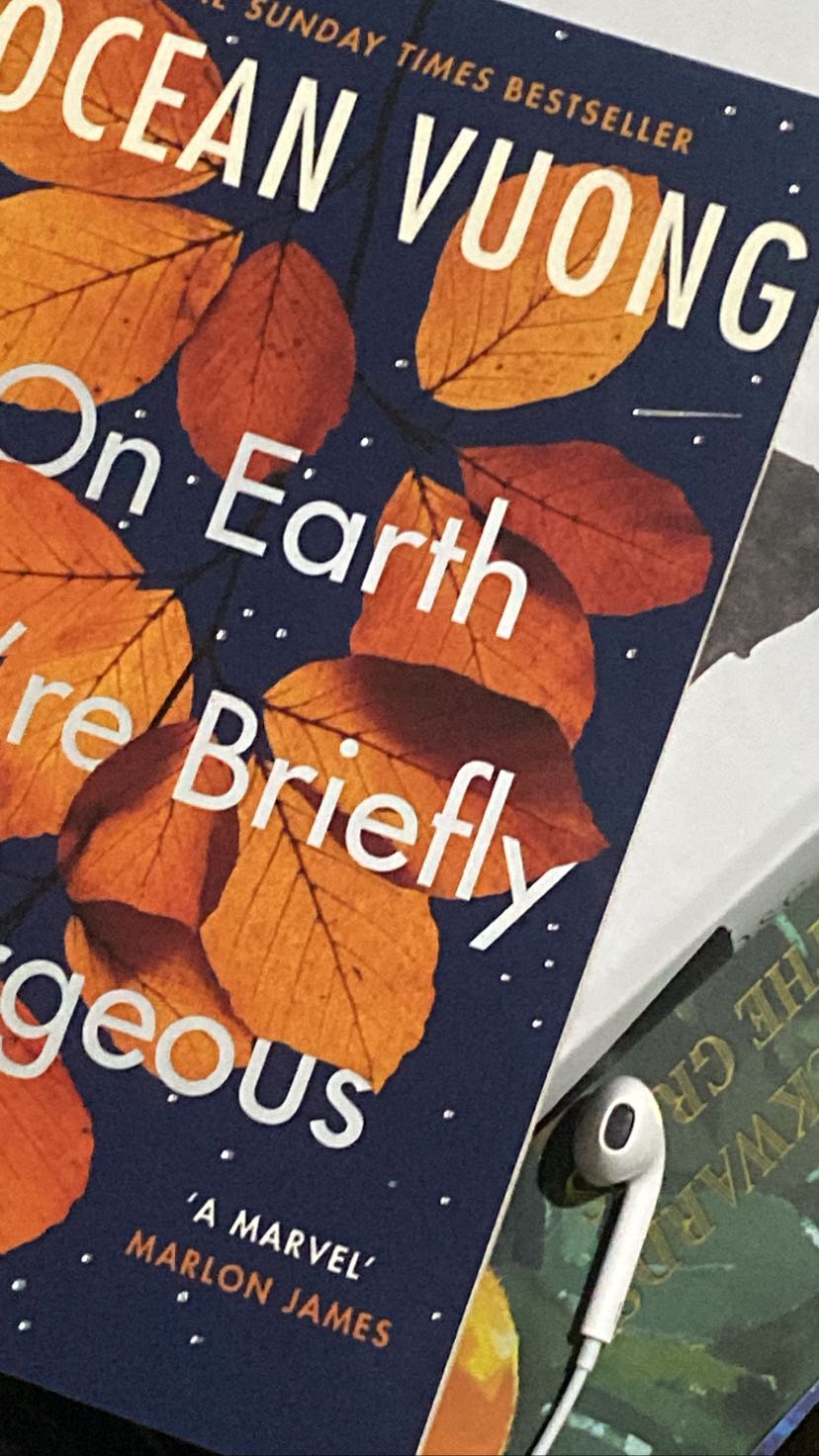 ocean vuong thì hong dám chê, lối viết thơ cực kì thơ. sách nhỏ gọn, nhẹ, cầm đi tùm lum được. shop đóng gói cũng tạm tạm ạ, cái hộp to quá sợ bị hư sách ghê nhưng mà không sao