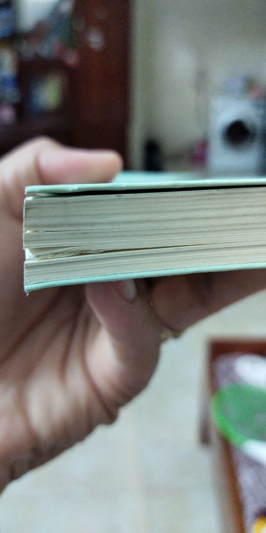 Sách khá cũ và có vết mực, xước, có nếp gấp. Tuy nhiên tôi không quan trọng về hình thức. Chỉ mong Tiki xử lý những lỗi như thế này. Niềm tin là giá trị rất quan trọng.