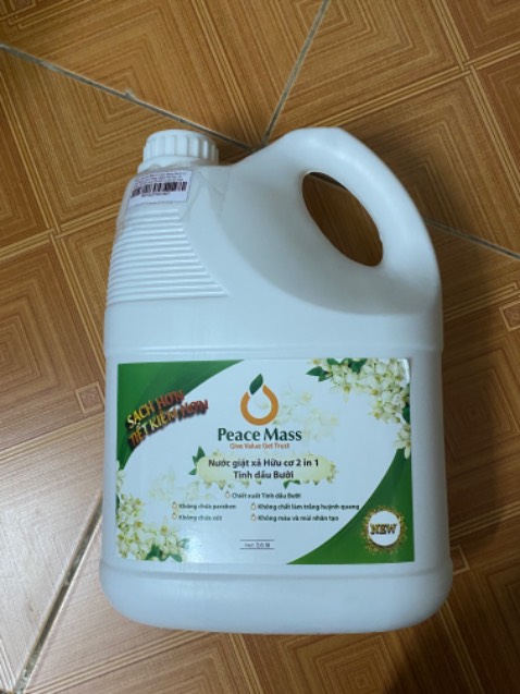 Giao hàng nhanh, đóng gói ko có chống sóc nhưng hàng ko có vấn đề gì.
Về sản phẩm: nước giặt lần đầu tiên sử dụng
- có mùi thơm của chanh và bưởi (y hệt như dầu gội chanh bưởi ấy), rất thơm nhưng giạt xong thì ko lưu hương trên quần áo, và cũng ko khử mùi quần áo nữa (nếu trời ko nắng là quần áo sẽ có mùi hôi)
- nhiều bọt, hơn cả nước giặt omo, và so với loại nước giặt hữu cơ bồ hòn mk hay dùng thì loại này nhiều bọt hơn
- mức độ tẩy trắng quần áo ở mức trung bình
- phương thức đóng gói sản phẩm thì hơi bị chán, nắp tròn xoay ko có 1 lớp bên trong như các lọ nước giặt thông thường, vì vậy khi giặt ko nên đong bằng nắp, có 1 lớp dán rất dày + dính chặt khó bóc để tránh bị tràn khi nắp ko kín, làm ban đầu mk phải dùng dao kéo mới bóc đc ra