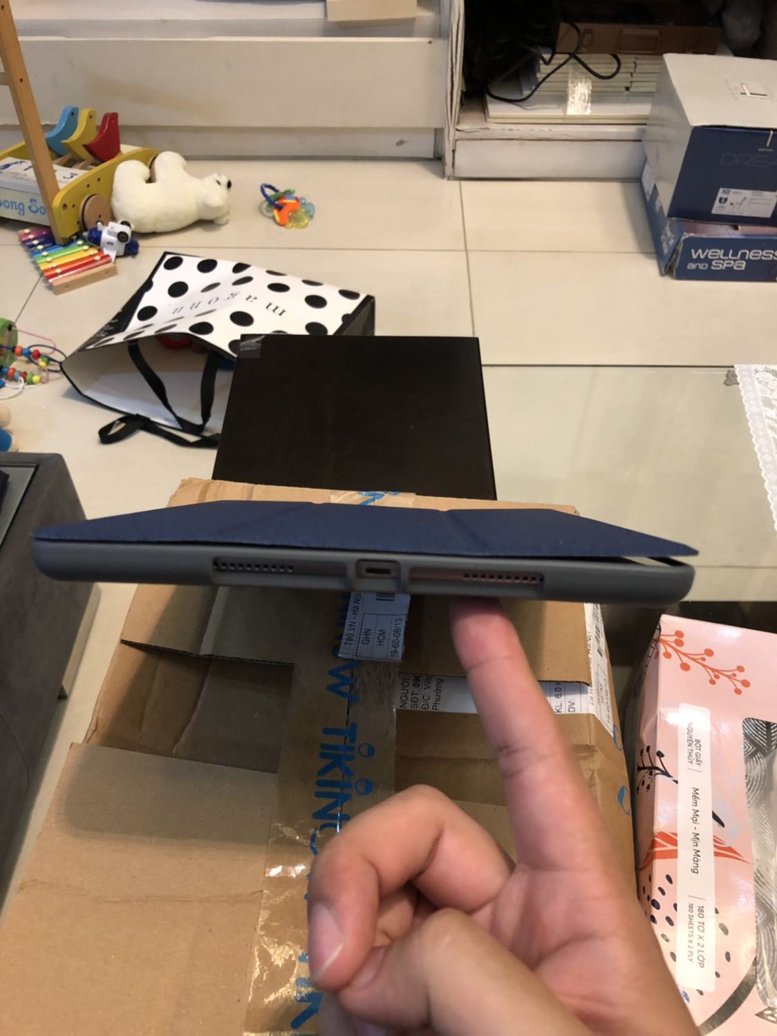 Case này nói chung anh em không nên mua! Nhìn hình các bác cũng thấy! Không phải rẻ cũng không phải đắt nhưng thế này thì không hợp lý! 
Chất liệu case thì ok nhưng mà quá dầy và ốp lỏng lẻo không chắc chắn! Chỉ muốn hoàn lại sản phẩm này!