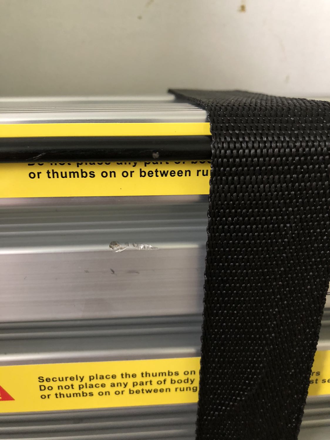 Đã nhận được hàng, thang mới nhưng móp vài chổ cũng đành chấp nhận vì vận chuyển xa nhưng mua được giá sale 1tr7, cơ bản hài lòng!