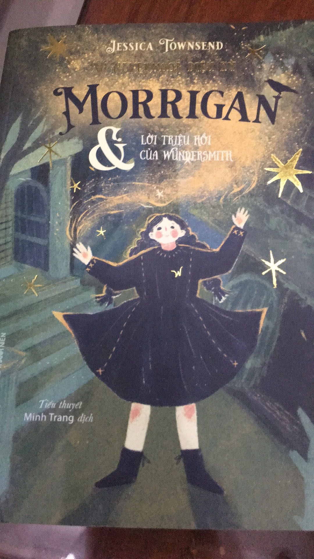 Với cách dẫn dắt truyện hấp dẫn, tình tiết gay cấn, Xứ Nevermoor diệu kỳ  có sức lôi cuốn riêng. Kể từ khi ra đời, bộ sách Xứ Nevermoor diệu kỳ đã đưa tên tuổi của tác giả Jessica Townsend trở thành một thần tượng của các độc giả trẻ.