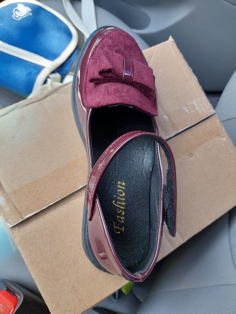 Đặt màu đỏ, giao màu nâu. Mang tạm được. Nhà san xuat cần ktra QC truoc khi xuất bán, vì sp còn keo dính, miếng lót đế không vừa size giày. Đế giày có vẻ nặng chân. Cải tiến để đạt chất lượng tốt hơn nhé