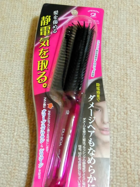 Lược chải tóc như đang mát xa da đầu cho tôi vậy, rất thích cách mà chiếc lược này chải trên da đầu tôi. Không quá nhẹ không quá mạnh mà vừa phải cho tôi cảm giác thư giãn rất dễ chịu. 
Tóc mềm và không bị bung xù lên khi chải,  dùng để chải tóc sau khi gội đầu rất tốt, tóc mới gội sẽ không bị khô xù lên. 
Rất thích chiếc lược này.