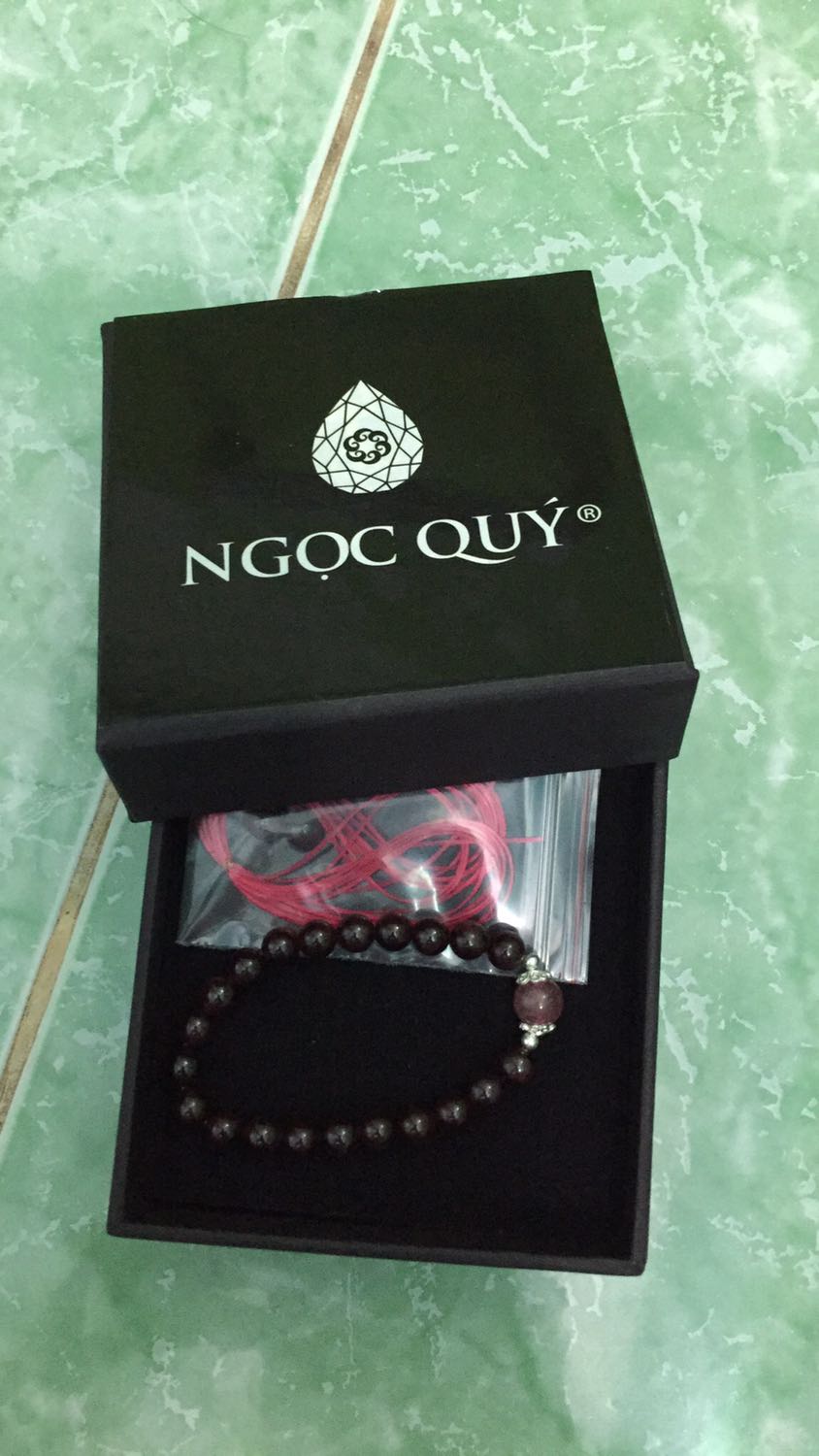 Hang rất đẹp. Deo vào rất vua tay k can phai xau lai. Co hat du phong va day xau. Mua hang o shop rất yen tam