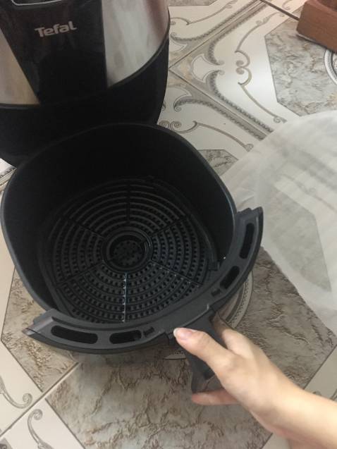 Nồi cứng cáp, dung tích lớn, có thể chiên được 1 con gà. Nồi được giao nhanh (khoảng 1 ngày), bọc chống va đập cẩn thận, quà tặng kèm được giao sau đó vài ngày. Bảo hành cũng đơn giản, chỉ cần quét QR hoặc đăng nhập trên web là có thể đăng ký bảo hành online được.
Lần đầu khi dùng máy sẽ có mùi nhựa. Mình đã tham khảo hướng dẫn trên web để khử mùi nhựa bằng cafe sữa và khá hiệu quả. Từ lần sau đó, khi chiên nướng sẽ không còn mùi nhựa nữa.
Mình chọn Tefal vì lớp chống dính hiệu quả và nhiệt độ nướng cao, tiết kiệm thời gian. Tuy nhiên, khi nướng vẫn phải lật mặt và lúc nướng sẽ có tiếng hơi ồn xíu, nhưng không phải vấn đề lớn. Mình đã thử vài món và thành công bước đầu. Dù là nồi điện tử nhưng bố mẹ mình tuy lớn tuổi cũng không gặp khó khăn mấy trong quá trình sử dụng.
Nhìn chung, mình khá hài lòng với nồi chiên này của Tefal