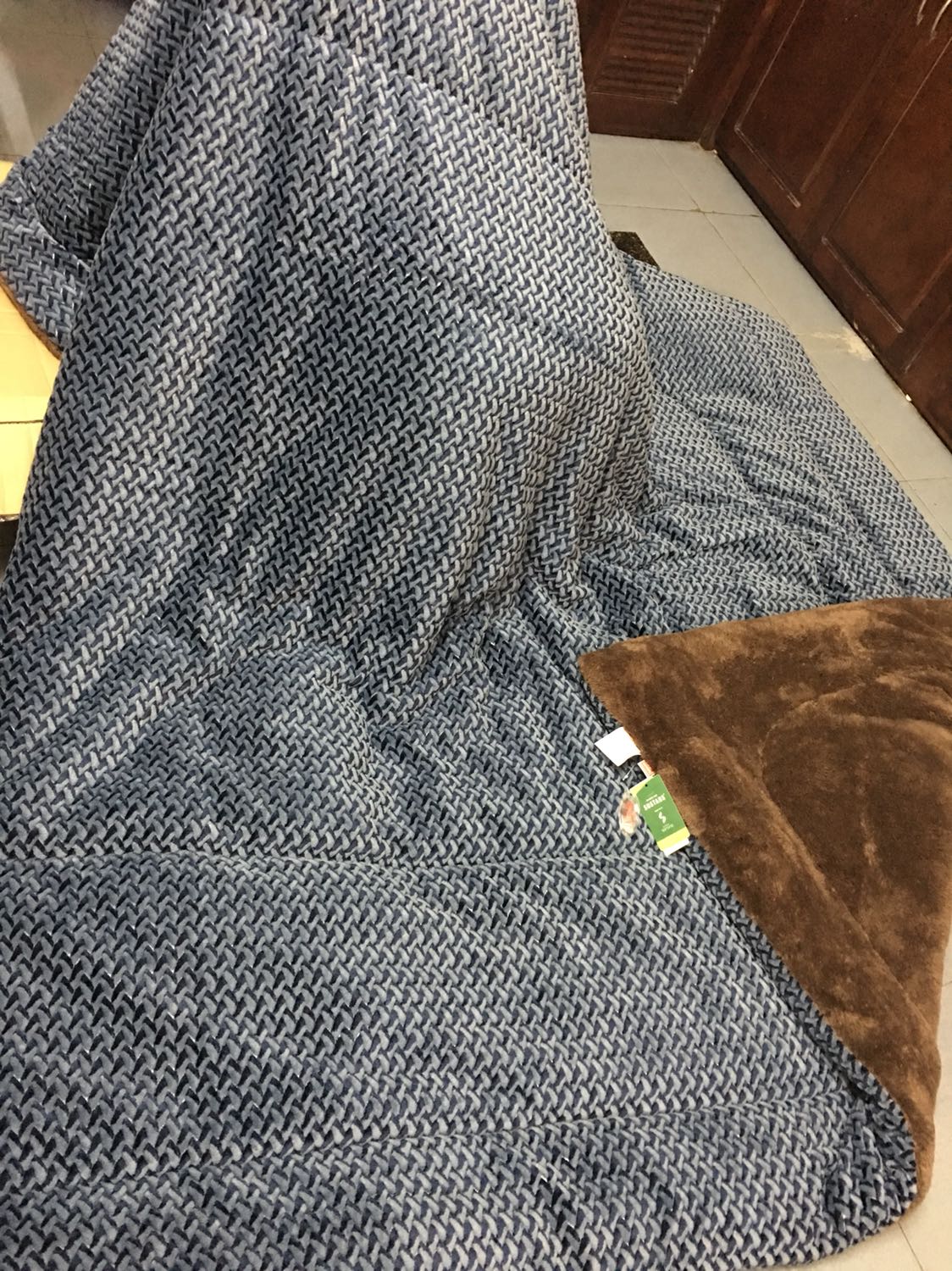 Vừa rinh về xong. Mình mua màu xanh . Túi bọc chắc chắn, đẹp mắt, chăn dày dặn, lớp nhung đan tinh xảo, lông cừu dày và mềm. Tem mác đầy đủ.  Màu sang trọng. Rất hài lòng