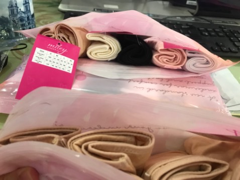 Mình mua 2 loại, 1 loại màu da và 1 loại màu ngẫu nhiên. Đã mua đi mua lại nhiều lần. Chất liệu tốt, mặc thoáng dễ chịu.