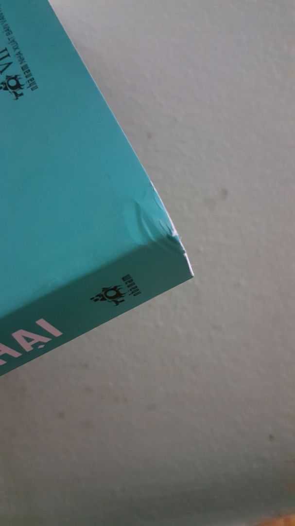 Tôi đã mua hàng ở Tiki 3 lần nhưng đây là lần đầu tiên tôi nhận được sách bị nhiều lỗi ngoại quan như vậy. Do lúc nhận hàng tôi đang vội và khá tin tưởng Tiki nên đã chủ quan mà không kiểm tra hàng. Vì đã gần Tết và lỗi không quá nghiêm trọng nên tôi sẽ không đổi trả hàng. Nhưng tôi hi vọng Tiki sẽ cải thiện chất lượng dịch vụ của mình.