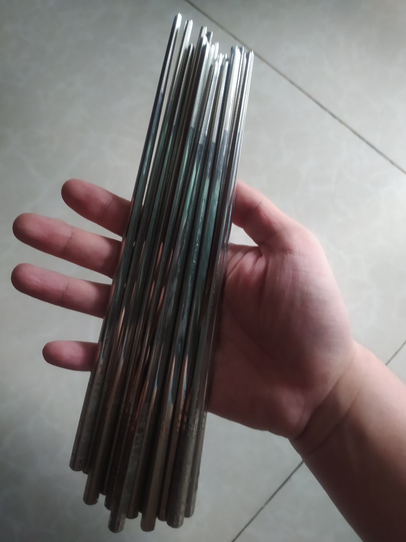 316 vẫn hút nam châm nhưng rất nhẹ, càng về phần đầu đũa thì sẽ thấy rõ điều này. Mình cũng đã hy vọng bỏ 1 số tiền lớn thì nhận đc chất lượng tương xứng nhưng phát hiện ra thì hơi tiếc xíu vì inox 316 vốn sẽ k hút. Đũa hơi ngắn hơn so vs đũa bth mn vẫn hay dùng. Còn lại mọi thứ rất ổn. Mn nên mua