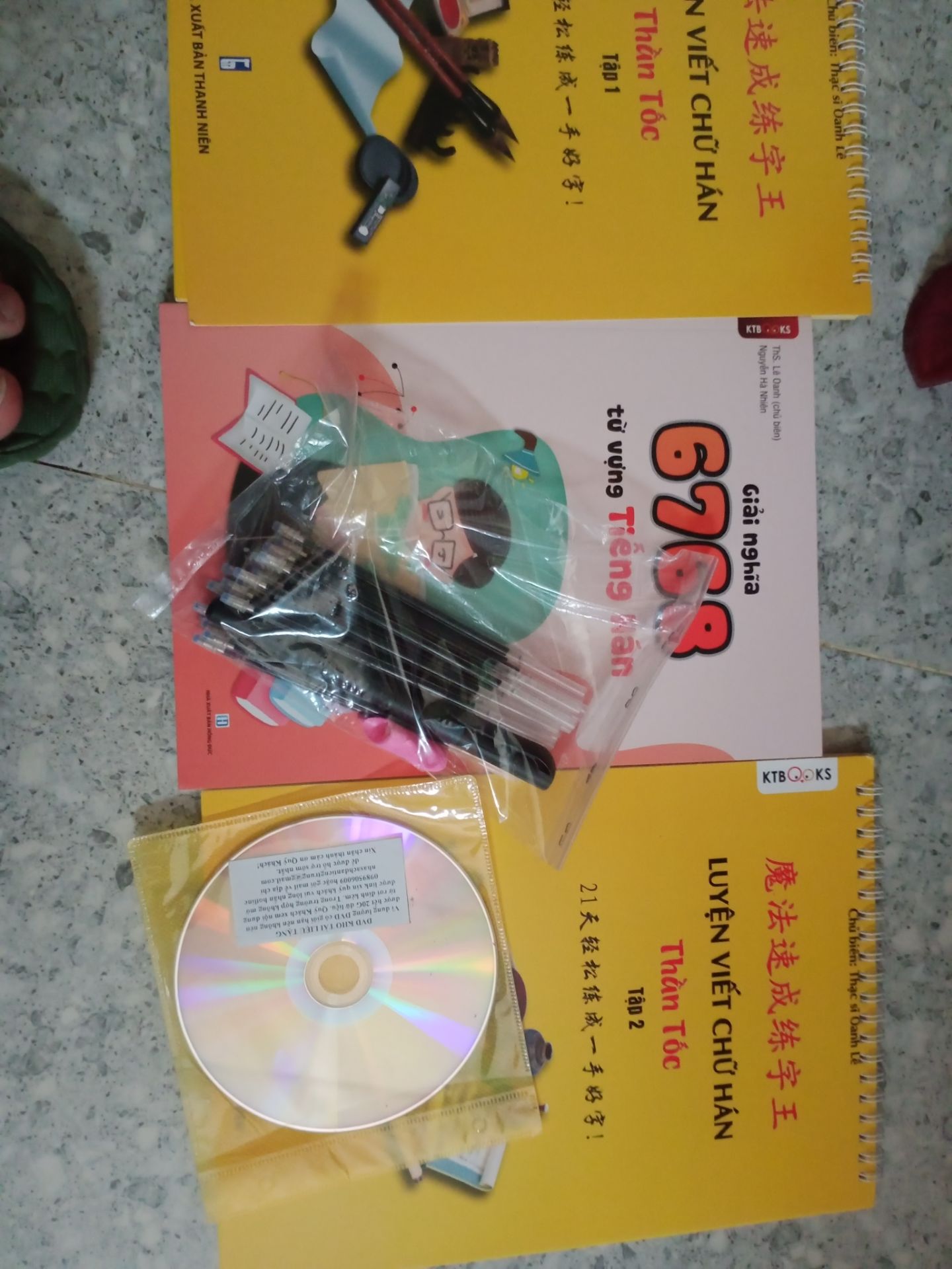 món hàng mặc dù giao hàng chậm nhưng món hàng nó rất giống với trong hình và còn có đĩa CD dạy học tặng kèm( nó rất hay) có luôn cả hướng dẫn tập viết cho tất cả mn và còn có rất là nhiều cây viết mực nữa ko bt là khi nào tui mới xài đc hết nữa ?????