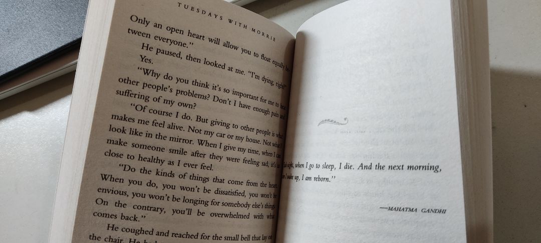 sách giao cực nhanh, mới tiện tay đặt chiều t6 sang chiều t7 đã thấy shipper gọi giao hàng, còn được giảm gần nửa giá bìa :)) 
sách giao rất mới, khổ nhỏ giấy nhẹ kiểu bỏ túi như các dòng sách văn học bằng tiếng Anh thường thấy. quy cách in ấn với giá thành vậy là đúng rồi, bạn nào chê giấy xấu mà còn đắt thì chắc chắn là vì ko quen tiếp cận với dòng sách văn học gốc, đắt hơn bản dịch tiếng Việt mấy lần là chuyện đương nhiên, nhiều cuốn khổ bé bằng nửa cuốn này mà giá tương đương cũng là bt :))
mình đọc xong The five people you meet in heaven nên chạy đi tìm cuốn này mua luôn ko đắn đo, tuy chưa đọc nhưng sách của bác Mitch thì ko có gì phải lo ngại :)) sách giao cực nhanh, mới tiện tay đặt chiều t6 sang chiều t7 đã thấy shipper gọi giao hàng, còn được giảm gần nửa giá bìa :)) 
sách giao rất mới, khổ nhỏ giấy nhẹ kiểu bỏ túi như các dòng sách văn học bằng tiếng Anh thường thấy. quy cách in ấn với giá thành vậy là đúng rồi, bạn nào chê giấy xấu mà còn đắt thì chắc chắn là vì ko quen tiếp cận với dòng sách văn học gốc, đắt hơn bản dịch tiếng Việt mấy lần là chuyện đương nhiên, nhiều cuốn khổ bé bằng nửa cuốn này mà giá tương đương cũng là bt :))
mình đọc xong The five people you meet in heaven nên chạy đi tìm cuốn này mua luôn ko đắn đo, tuy chưa đọc nhưng sách của bác Mitch thì ko có gì phải lo ngại :))