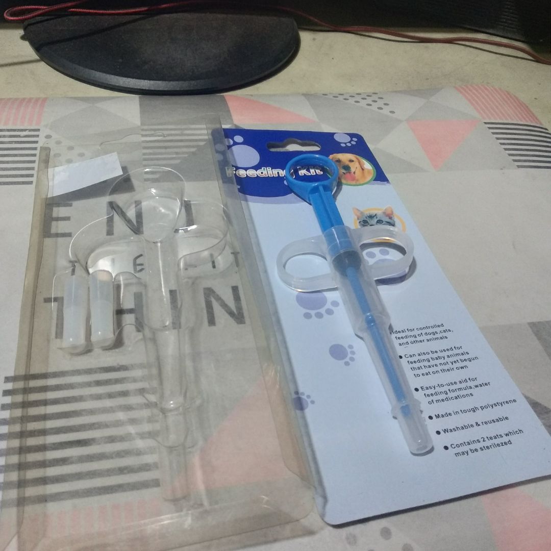 Hàng đúng như mô tả. Có 2 đầu cao su. Cơ mà nếu bạn nào mua với ý định cho uống thuốc viên thì chắc phải bẻ viên ra thành 4 phần may ra mới nhét vừa đầu ống đấy, mình mua cho uống thuốc nước nên không quan tâm lắm. Cho 4 sao.