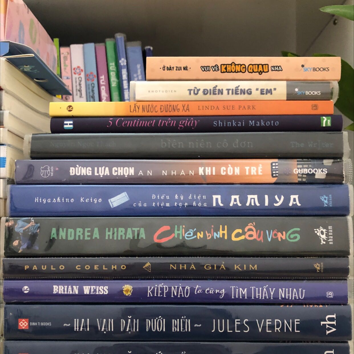 Toàn bộ sách mình đều mua ở Tiki chủ yếu là Tiki Trading. Tuy nhiên khâu đóng gói của Tiki Trading hơi sơ sài, rất nhiều lần nhận hàng mình bị hộp rách tả tơi:((( 
Hy vọng Tiki sẽ sớm cải thiện phần đóng gói còn tất cả mọi thứ đều rất oki nhaaaa