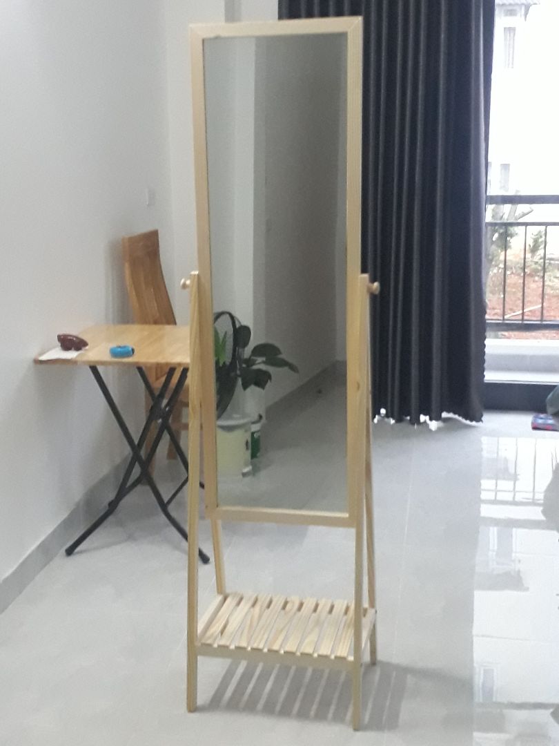 Sản phẩm giao mình nhận ko đúng 1.7m .Có 1.65cm *35cm viền giữa tráng gương ra*40cm đến cả viền gỗ .Chiều cao gương 1.20m ko tính chân. Ngoài ra ko có gì nổi bật vì mình đã có 1 cái trước đó mua dùng rồi . Cái nữa biền gỗ gương đứng mới này bị nứt dài & gỗ mình nghi là ko phun xịt sơn pu .vì công việc bên mình thường xịt gỗ nên cảm nhận vậy ... Mọi người nên cân nhắc thật sự kỹ khi đặt hàng loại 490k quảng 1.7m là sai sự thật