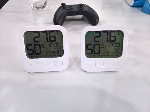 Thiết bị chắc chắn. Hình thức ok, trung tính. Độ chính xác có vẻ khá cao. Tôi đã đặt mua 2 sản phẩm, và sau khi để chúng chạy ổn định 20 phút ở cùng một vị trí thì cả 2 thiết bị đều cho cùng số đo y hệt nhau như trong ảnh. Sau 30 và 40 phút thông số nhiệt độ và độ ẩm trong phòng có thay đổi nhỏ nhưng cả hai thiết bị vẫn đồng thời cho kết quả giống hệt nhau. Nên ít nhất thiết bị đo hoạt động rất đồng đều.