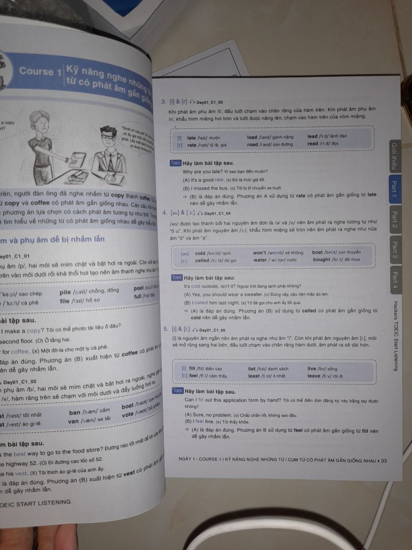 có tặng kèm 2 bookmark xinh. sách màu đẹp sáng ***. có QR file nghe. có lộ trình. đề bài và chiến lược giải chi tiết cũng như ngữ pháp. Rất ổn.