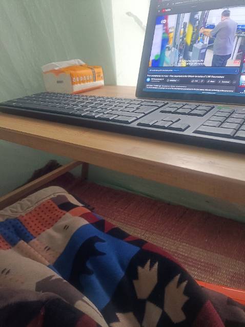 Giao nhanh, full box, hình thức ok nhưng dùng chưa được 1 tháng bắt đầu bị dính phím G (ko làm gì cũng nhảy chữ ggggg mọi lúc mọi nơi) và chuột ko phản hồi hoặc delay vài giây mỗi khi kéo con lăn. Nhìn chung thất vọng.