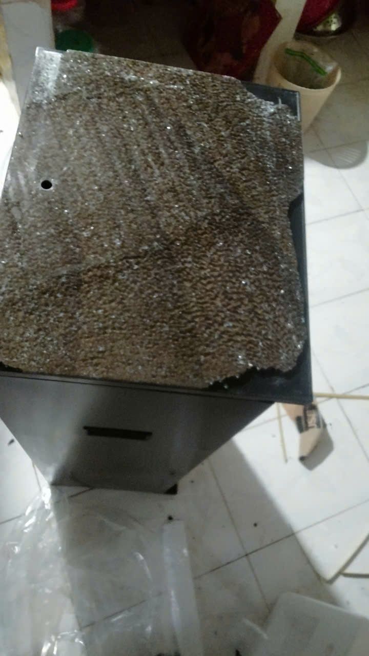 Sản phẩm mở ra bị bể kính , gẫy hết các chốt và vít