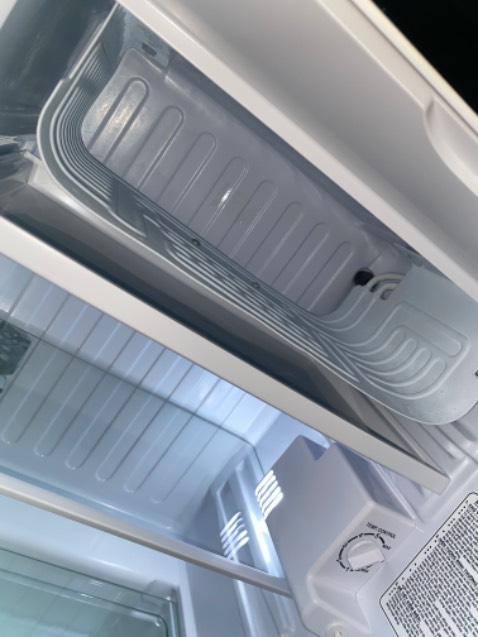 Mình dùng ẻm này sắp 2 năm rồi, mua hồi 22/01/2021 ấy, hôm nay lau chùi ẻm chuẩn bị đón năm mới, mình để trong phòng ngủ, mình cực kỳ ghét tiếng ồn nhưng ẻm này cực kỳ êm, hồi mới đầu mua về lo cực vì mới bật lên ẻm kêu hơi to luôn, sau đó thì êm ru tới giờ, đây là ưu điểm rất lớn của ẻm.

Làm lạnh rất khá nha, nhưng điểm trừ cực bự đó là cực kỳ dễ đóng tuyết ngăn đông, nên mình hay rã đông mỗi 3 tháng, lâu lâu lười tầm hơn nửa năm mới rã đông thì nước lênh láng dọn khùng luôn.

Mình dùng khá kỹ tính, cứ đổ nước hay dơ gì là mình lau chùi ngay nên đến giờ vẫn như mới, tủ lạnh mình để đồ ăn thức uống cực kỳ nhiều chật kín luôn ấy.

Chung quy đây là một chiếc tủ lạnh cực kỳ đáng tiền nhé, màu đen nên nhìn rất sạch, ai mua về dùng kỹ tính yêu thương ẻm tí thì ẻm sẽ bền mãi với mình thôi nè.