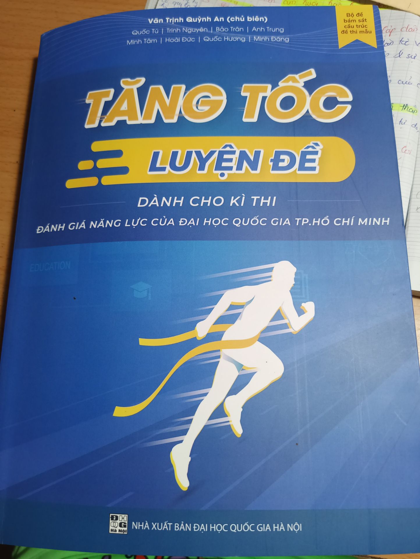 Mình thấy  sách là tổng hợp kiến thức ko nhiều như mn trông đợi đâu ạ, nên mình cần coi lại trong sách giáo khoa thêm. Sách tập trung vào bt và phương pháp giải nhiều hơn. còn phần đầu là hệ thống kiến thức thui có hướng cho mn dễ học hơn. Điều mik chán nhất là mới mùa zề mà sứt trang ra rồi, hơi móp tí tẹo nhưng mà ko sao.