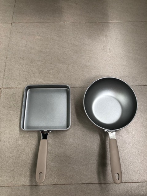 Chảo be bé, xinh xinh . Đặt lên bếp nấu mới biết chảo không dành cho bếp từ. Mình mua 3 món luôn, giờ đành để ngắm .
Tiki & Locknlock giao hàng nhanh hơn dự kiến.