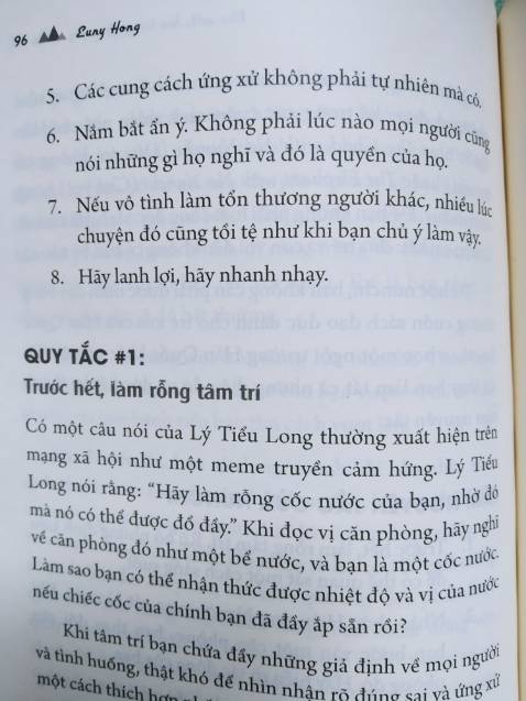 Đáng lẽ không mua cuốn này nhưng đọc review bản tiếng anh thì thấy khá nhiều tranh cãi:
- Nội dung về văn hóa Hàn nhưng tác giả gốc Hàn không sinh sống ở Hàn, và cũng không biết tiếng Hàn
- Giới thiệu văn hóa Hàn Quốc nhưng nôi dung và các ví dụ đa phần nói về nhân vật Âu-Mỹ
- Sách bị một số người Hàn Quốc chỉ trích vì văn hóa nunchi này ở Hàn không hoàn toàn như tác giả "nâng tầm". Họ nói rằng văn hóa này, nhìn từ dưới lên một dạng "thảo mai", "lươn lẹo",... để đạt được mục đích của mình chứ không phải là vì người khác =)))))) còn nhìn từ trên xuống là một dạng gây hấn thụ động, muốn người khác phải "nghe 1 hiểu 10" =))))
Tóm lại là mua vì hóng drama =))))), vậy nên bạn nào định mua vì muốn nâng cao khả năng giao tiếp thì nên cân nhắc