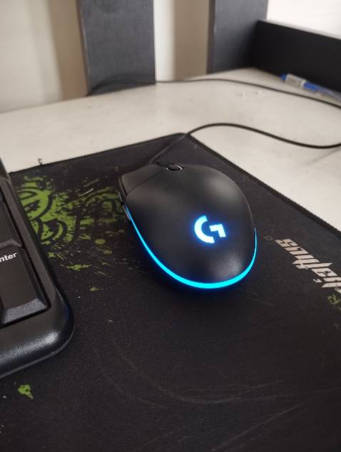 Mình mua con này thay cho con Logitech có dây B100. Mình nhớ con này nhờ chơi ở mấy quán game. Ấn tượng ban đầu là nó hơi nặng so với con b100, nhưng dùng dần cũng quen. Con lăn khá đầm và có vân để tăn ma sát. Click ở 2 nút chuột thì khá nhẹ, cảm giác ổn. Đúng là tiền nào của nấy. Độ bền thì dùng lâu mới biết nhưng thấy BH 2 năm thì khả năng cao dùng 1 năm sẽ không sao. PS: Ảnh minh họa là mình đã chỉnh màu. Màu gốc là cầu vồng tự chuyển sắc nha.