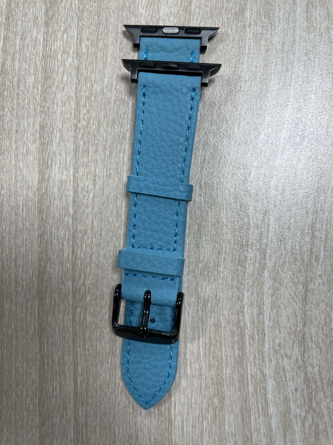 Hàng đóng gói cẩn thận, đẹp, có phụ kiện đi kèm. Tuy nhiên, tôi nhận hàng không đúng màu như ảnh của sản phẩm đã đăng. Đề nghin tiki hỗ trợ tôi nhận được đúng màu