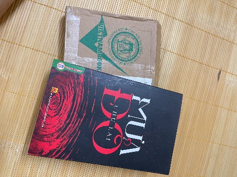 Lần t2 mua sách của Tiki và cả 2 đều ko hài lòng. Lần đầu mua của shop 7 ngày chờ đợi và đây là thứ tôi nhận lại, ko hề tôn trọng người mua gói hàng thì kém chất lượng sách thì dính tùm lum từ đầu tới cuối tổng cộng 10 lỗi. Cuốn sách về lịch sử Việt Nam, hiện tại tôi rất muốn đọc cuốn này nên đành phải cắt ra để đọc chứ ko đổi, mong shop chú ý đến cách đóng gói và chất lượng của sách!!!