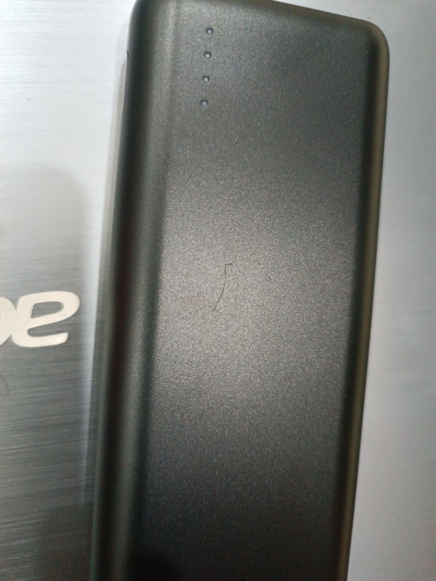 - Sạc trong hộp có dán seal nhưng thấy có vết xước khoảng 3 cm. 
- Cổng xạc vẫn loại cũ nên cũng ko đc tiện lợi lắm