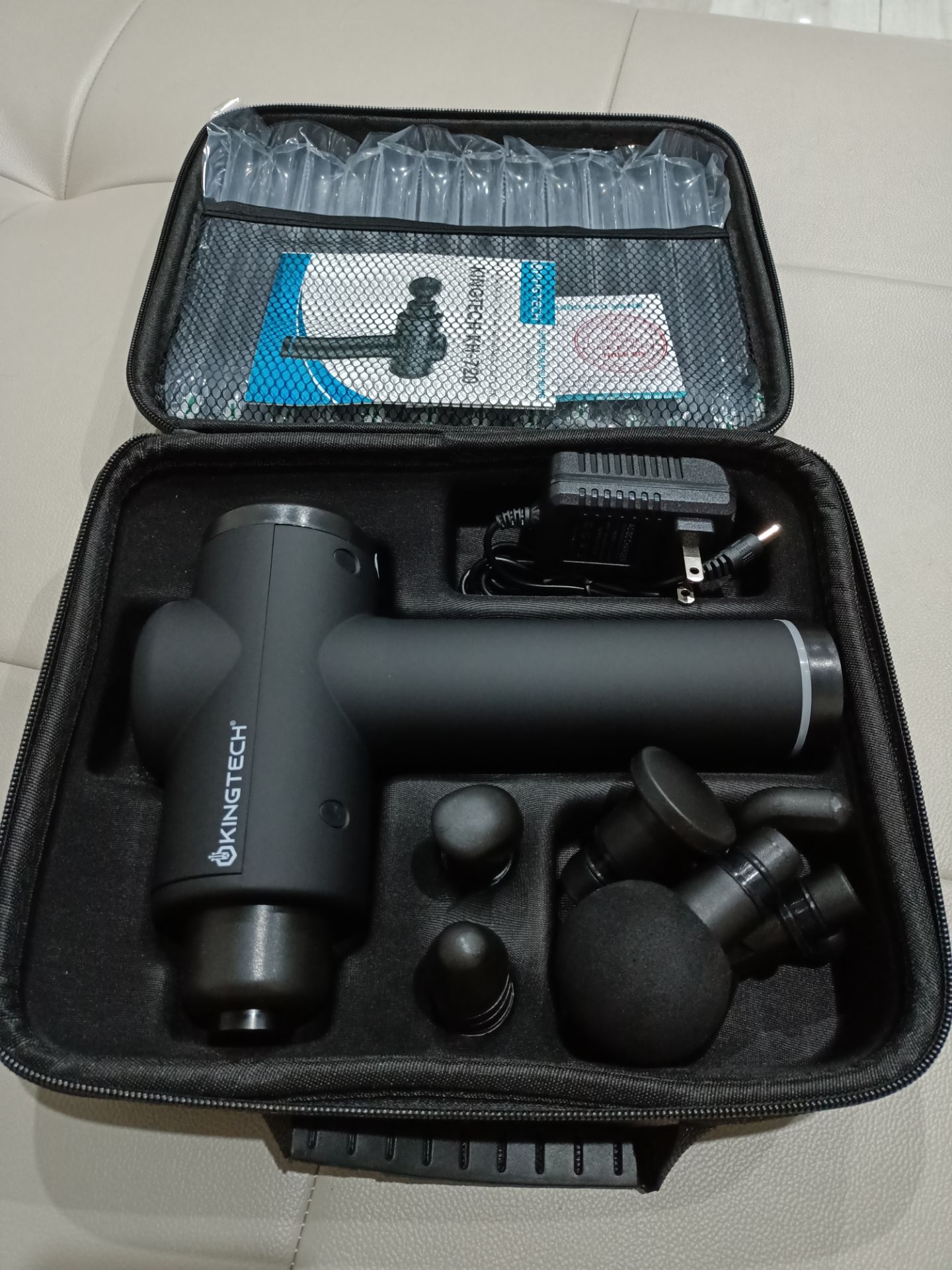 Máy để trong túi giống vali, mang đi đâu cũng tiện. Máy màu đen nhìn sang lắm, massage thì quá ok, nhức mỏi vai, lưng, cổ mà để máy vô là phê luôn. Máy nhiều chế độ và nhiều đầu để thay thế tùy nhu cầu của mỗi người, rất dễ sử dụng. Các đầu thay thì dễ tháo lắp. Tuy nhiên máy hơi nặng, cầm 1 lát là mỏi tay, mình massage cho mẹ phải cầm 2 tay. Máy nên mua nhe mọi người. Lúc mình mua máy đang sale nên giá dưới 1 triệu à, còn áp thêm mã nữa nên còn khoảng hơn 800k