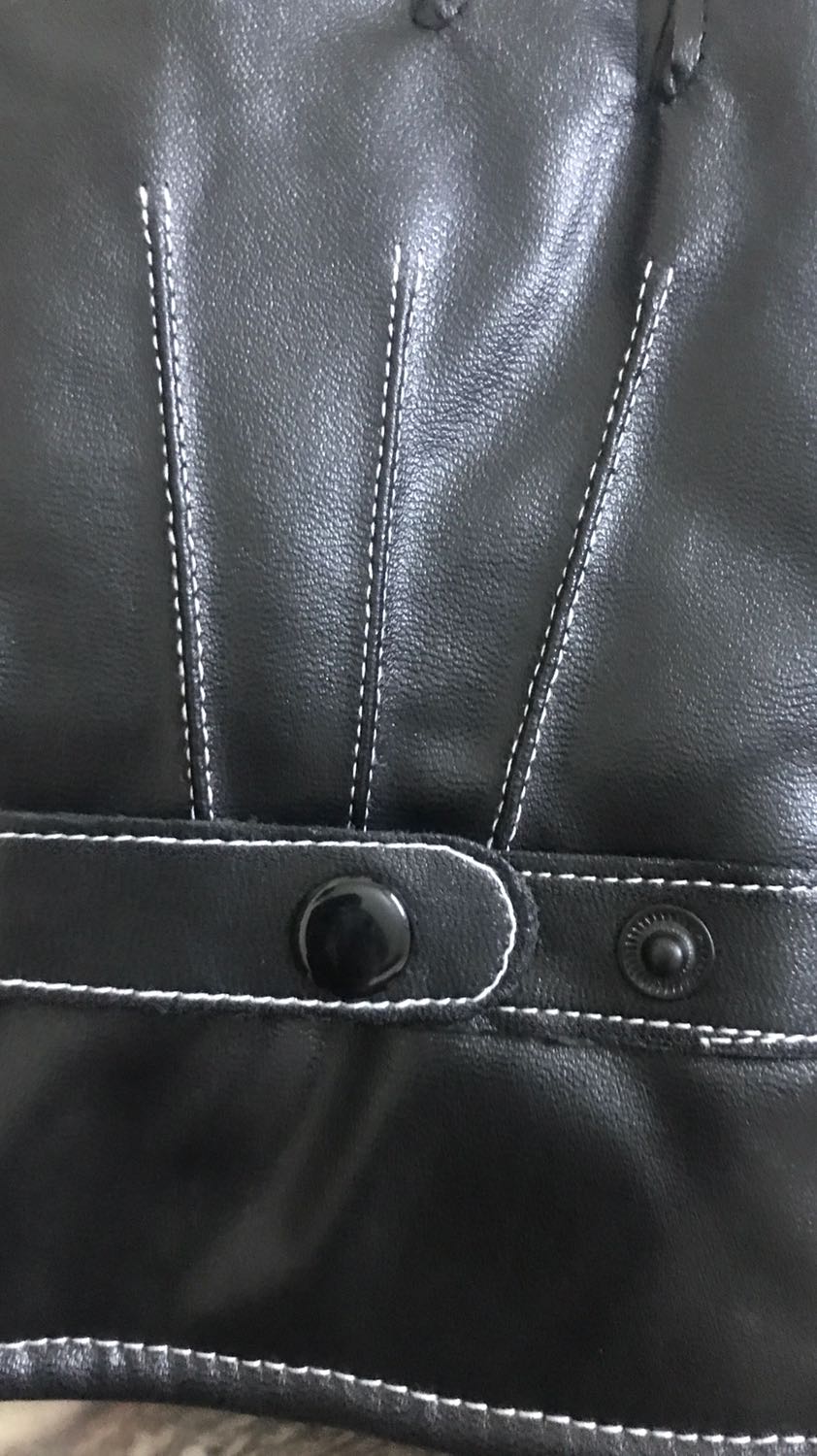 Găng tay da mềm. Bên trong có lớp lót mềm đeo thích ghê. Da chất hàng ok khỏi chê. Hàng mua trên tiki thấy chọn lọc hơn ít lỗi hơn các sàn khác. Càng mua càng thấy tin tưởng hơn. Ah sản phẩm vuốt điện thoại cảm ứng quá nuột luôn nữa ấy. Sẽ tiếp tục ủng hộ shop nếu có nhu cầu. Cảm ơn shop